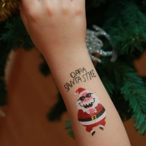 Chica con tatuaje de Santa Claus; Tatuajes para las chicas que aman Navidad