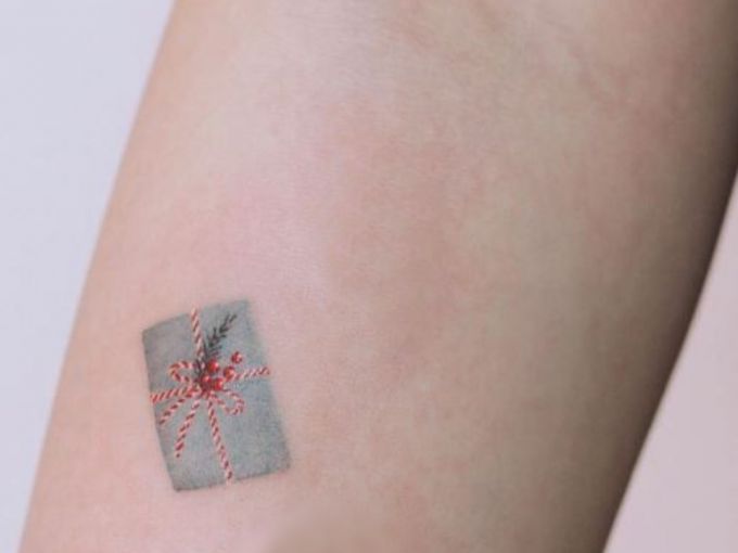 Tatuaje miniatura en forma de caja de regalo; Tatuajes para las chicas que aman Navidad