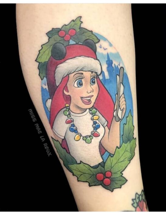 Chica con tatuaje de Ariel celebrando la Navidad; Tatuajes para las chicas que aman Navidad