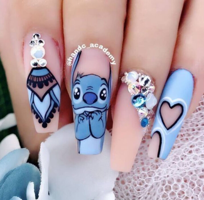 Manicura inspirada en Disney, de la película 'Lilo & Stitch'