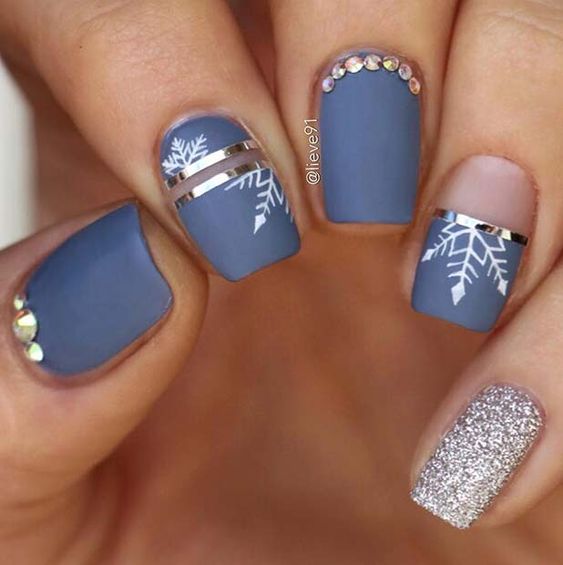 Manicura en tono azul grisáceo; Uñas con glitter para Navidad 