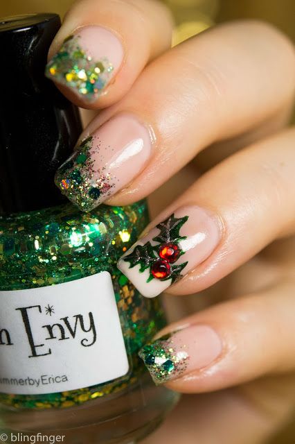 Uñas con estilo francés en color verde en la punta; Uñas con glitter para Navidad 