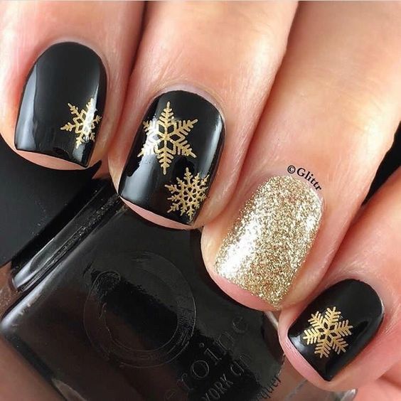 Manicura en color negro con glitter dorado; Uñas con glitter para Navidad