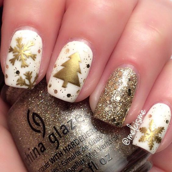 Manicura en color blanco con detalles en dorado; Uñas con glitter para Navidad