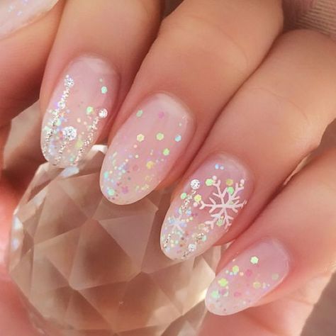 Manicura transparente con detalles en blanco y glitter; Uñas con glitter para Navidad