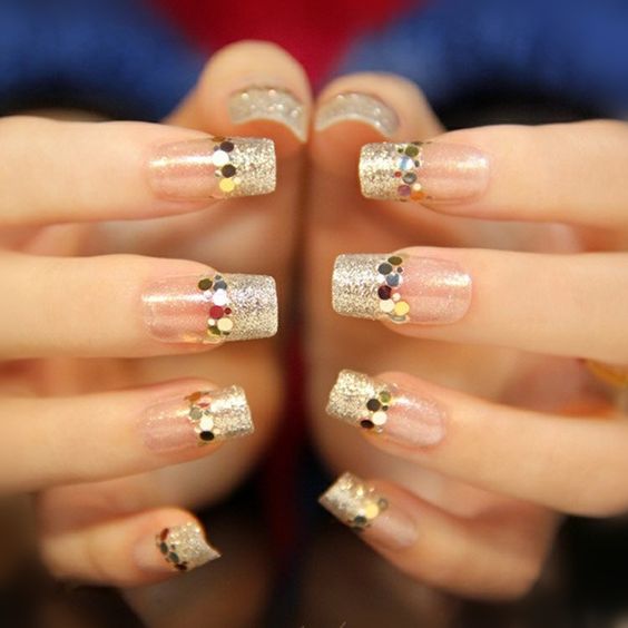 Manicura estilo francés en color dorado; Uñas con glitter para Navidad