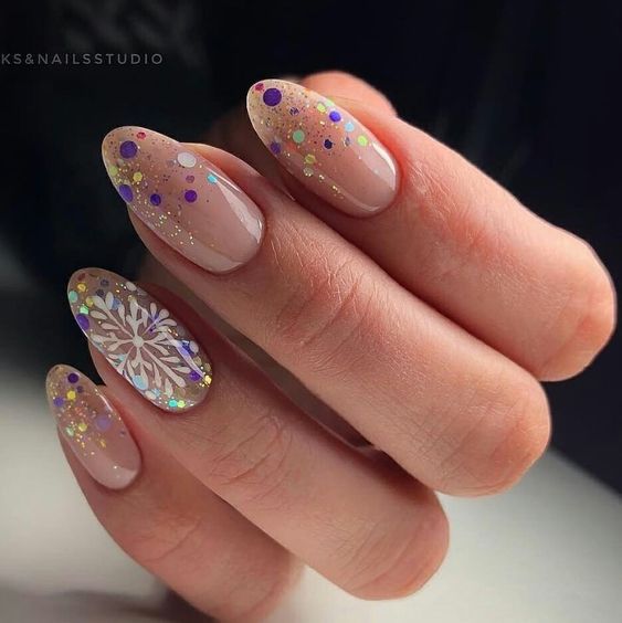 Manicura transparente con detalles de copos de nieve; Uñas con glitter para Navidad