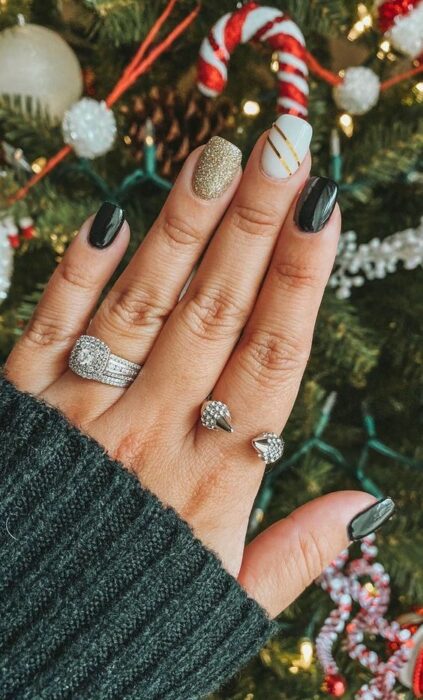 Manicura verde con detalles dorados; Uñas con glitter para Navidad