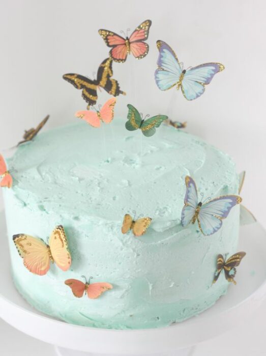 Pastel de choco menta con betún verde, decorado con mariposas de papel en colores suaves; Hermosos pasteles con mariposas