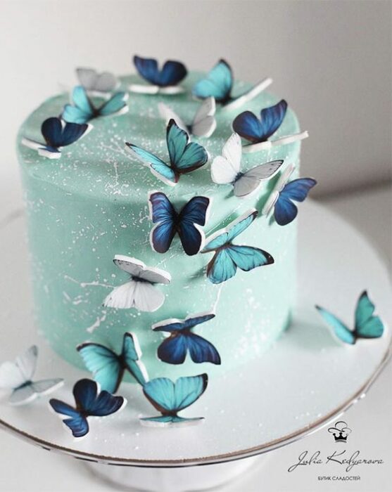 Pastel de menta decorado con betún de vainilla y mariposas de fondant; Hermosos pasteles con mariposas