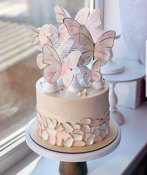 Pastel de durazno decorado con mariposas bicolor; Hermosos pasteles con mariposas