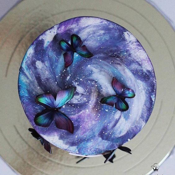 Pastel decorado en tonos morados con mariposas de fondant del mismo color; Hermosos pasteles con mariposas