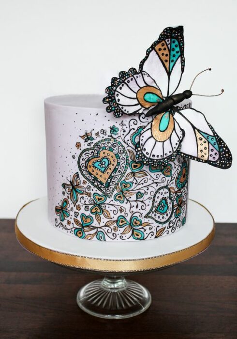 Pastel de vainilla decorado con betún de colores y una mariposa gigante; Hermosos pasteles con mariposas