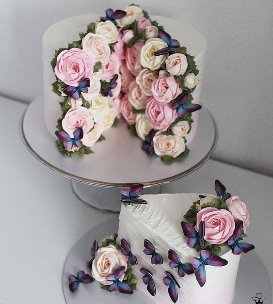 Pastel de vainilla decorado con flores de betún y mariposas; Hermosos pasteles con mariposas