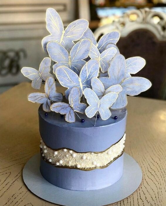 Pastel de mora azul decorado con mariposas doradas; Hermosos pasteles con mariposas