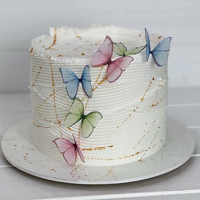 Pastel de vainilla decorado con betún y mariposas translúcidas; Hermosos pasteles con mariposas