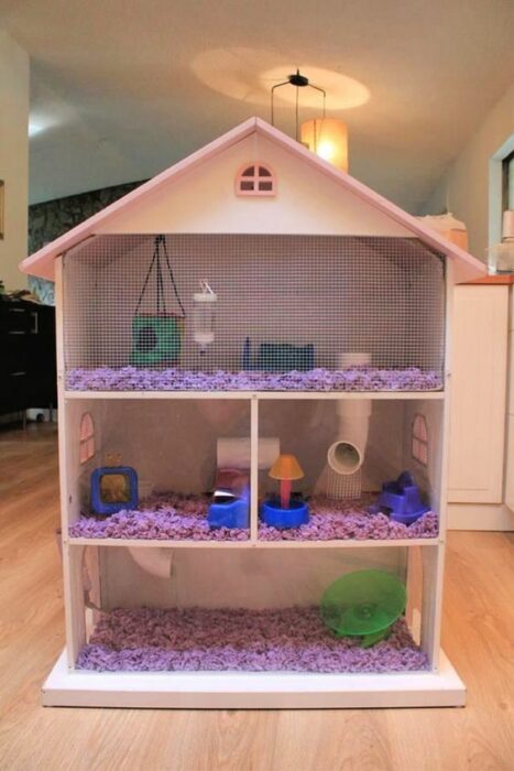 Casita para hámster en forma de casita de muñecas, con reja blanca, acondicionada con aserrín, tobogán y juguetes de colores