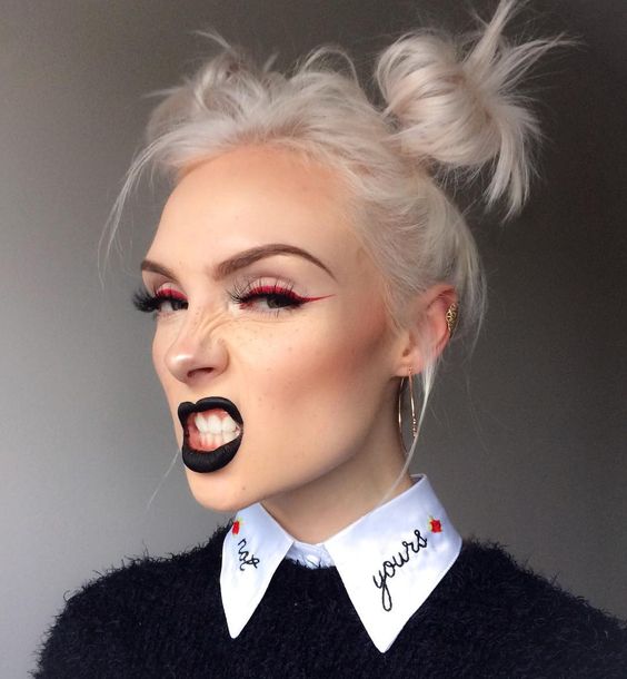 Chica de piel clara con cabello platinada con labial negro y delineado rojo