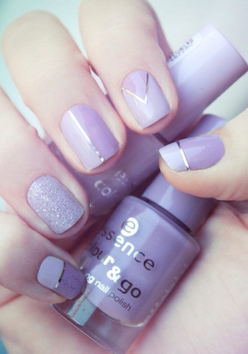 Manicura en tonos lilas con brillo y adornos en color plata