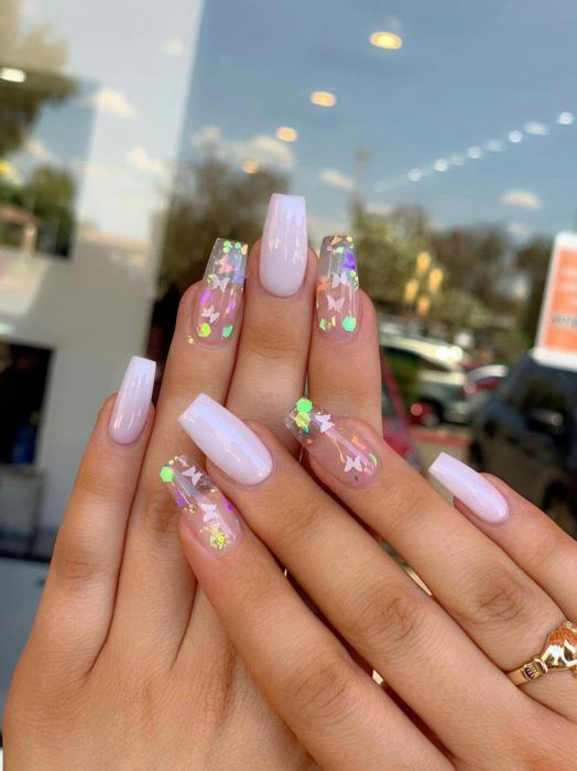 Manicura en tonos lilas con transparencias y brillo