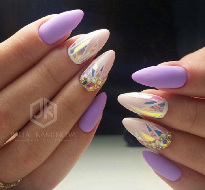 Manicura en tonos lilas con efecto mate y detalles de cristal