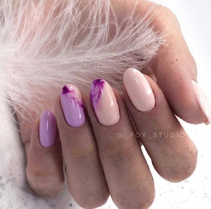 Manicura en tonos lilas con detalles de marmol y tonos beige