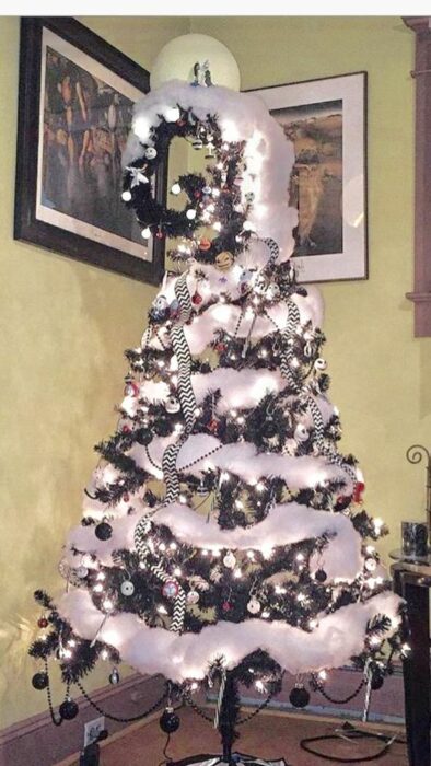 Árbol de Navidad decorado con espuma artificial en blanco