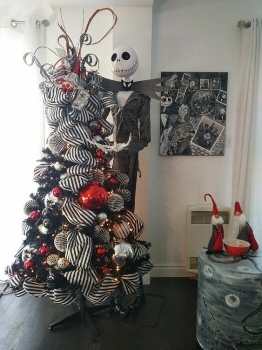árbol Navidad decorado con un gran listón