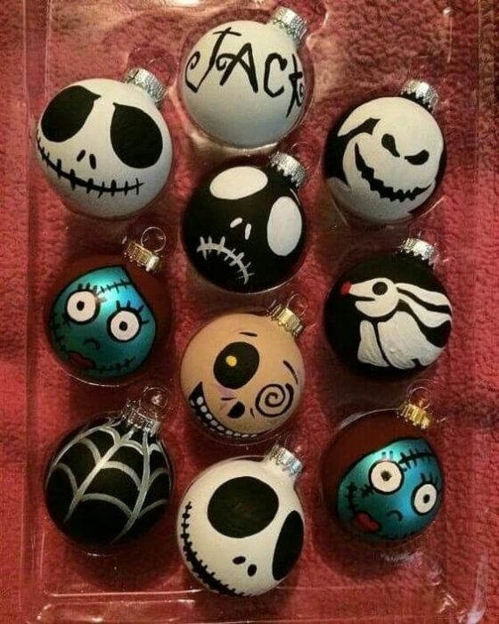 Esferas pintadas con personajes de El extraño mundo de Jack