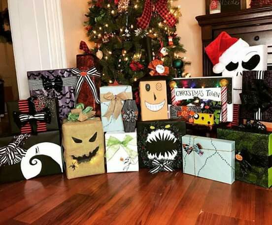 Obsequios navideños decorados con temática de El extraño mundo de Jack