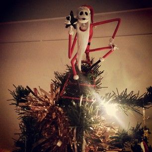 árbol navideño decorado en la punta con una figurilla de El extraño mundo de Jack