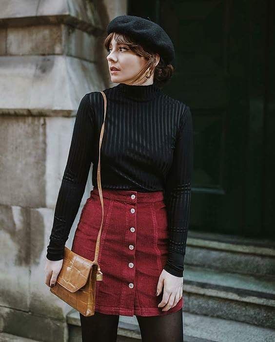 Chica con camisa de cuello alto en color negro y minifalda de pana roja; Ideas para usar camisa de cuello alto