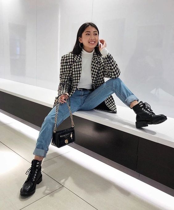 Chica con jeans de mezclilla, camisa de cuello alto blanco y blazer a cuadros; Ideas para usar camisa de cuello alto