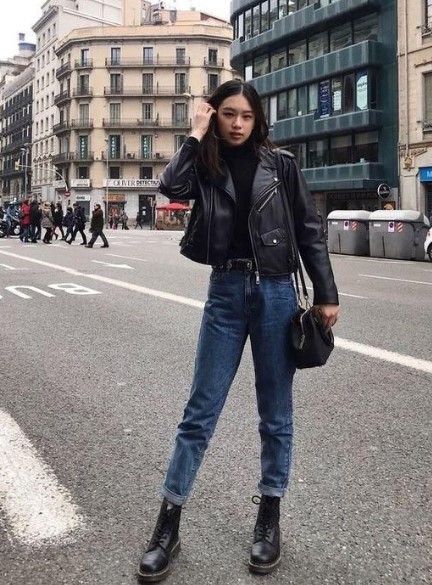 Chica con jeans de mezclilla, camisa de cuello alto negro y chamarra de cuero; Ideas para usar camisa de cuello alto