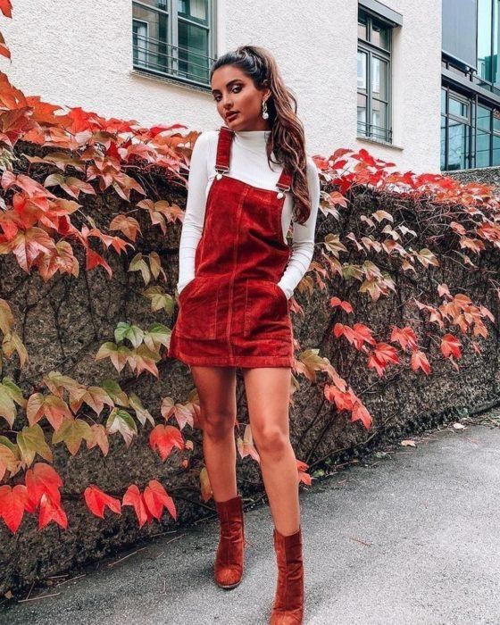 Chica con vestido rojo de tirantes y camisa de cuello alto blanco; Ideas para usar camisa de cuello alto