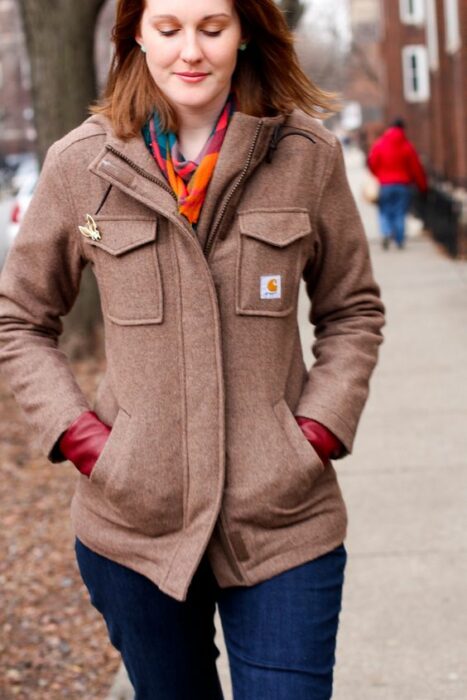 Chica usando chaqueta rosa palo con jeans