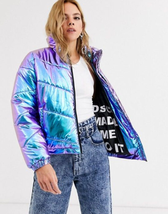 Chica con chaqueta tornasol, mom jeans y blusa blanca