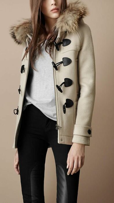 Chica con chaqueta beige, botones café oscuro, blusa blanca y leggings negros de vinipiel