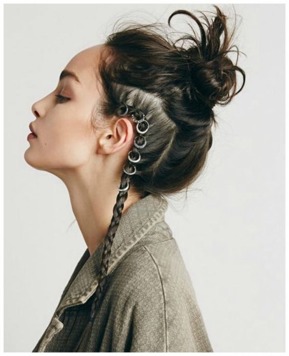 Chica con peinado de moño y una trenza lateral; Peinados con argollas