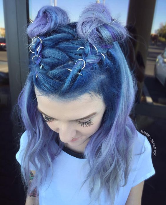 Chica con trenzas de doble moño y argollas; Peinados con argollas