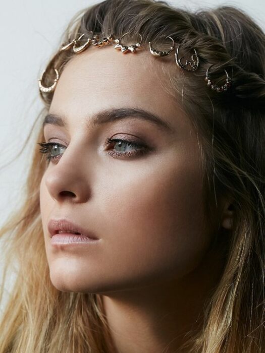 Chica con diadema hecha de argollas; Peinados con argollas