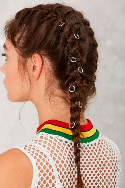 Chica con dos trenzas y argollas; Peinados con argollas