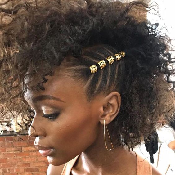 Chica con peinado mohicano lateral y argollas anchas; Peinados con argollas