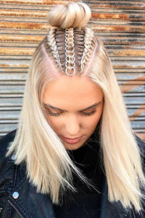 Chica con peinado de media coleta y argollas al centro; Peinados con argollas