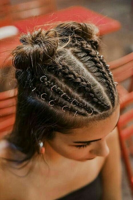 Chica con trenzas delgadas en media coleta y argolla; Peinados con argollas