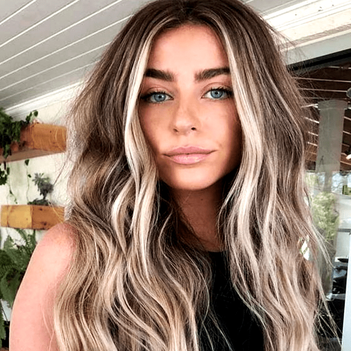 chica de ojos azules con cabello rubio cenizo y mechas hightlights estilo money piece