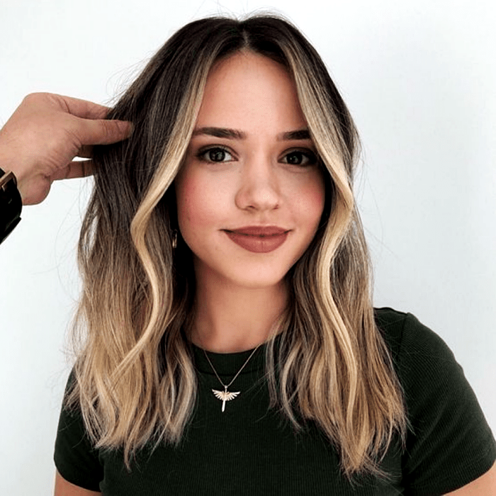 chica de cabello largo cenizo rubio, mechas y hightlights estilo money piece