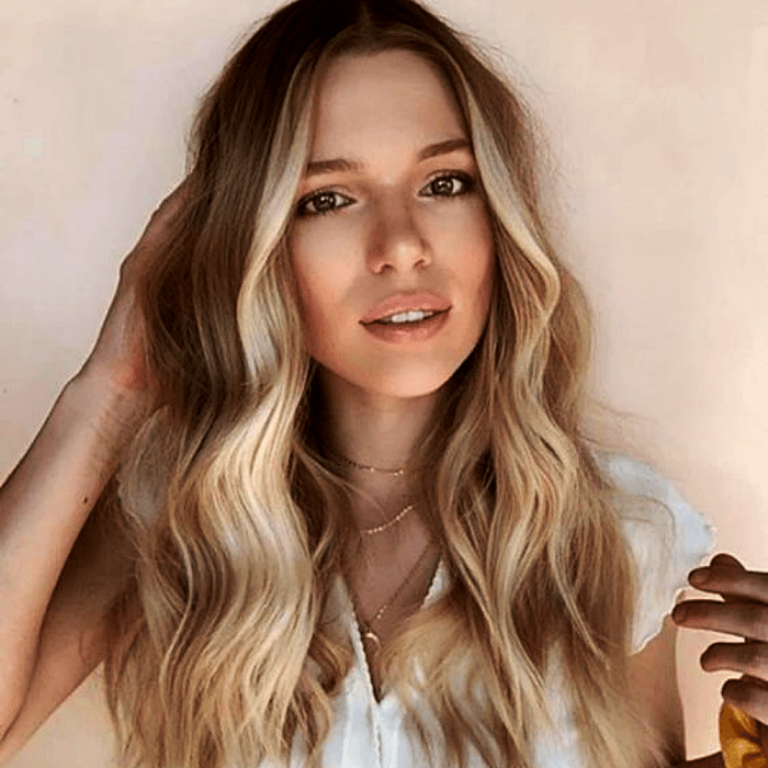 chica rubia con cabello largo y mechas y highlights estilo money piece