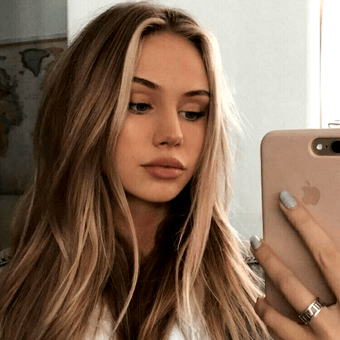 chica rubia con cabello claro y largo, mechas y hightlights estilo money piece