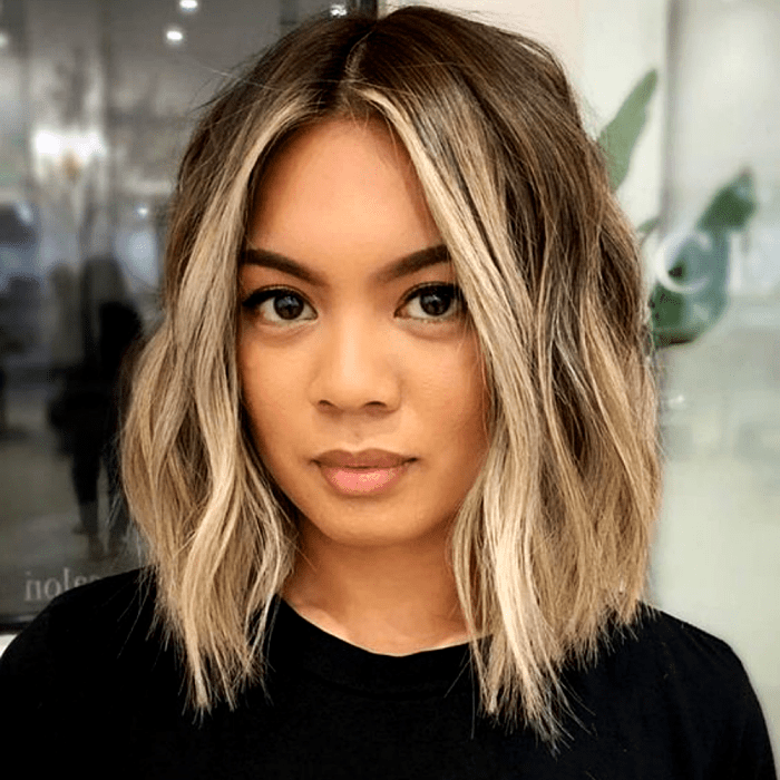 chica de cabello rubio cenizo corto usando highlights y mechas estilo money piece